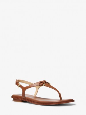 Sandalias Michael Kors Nori Leather T-Strap Sandal Mujer Luggage | 7328-FVIYM